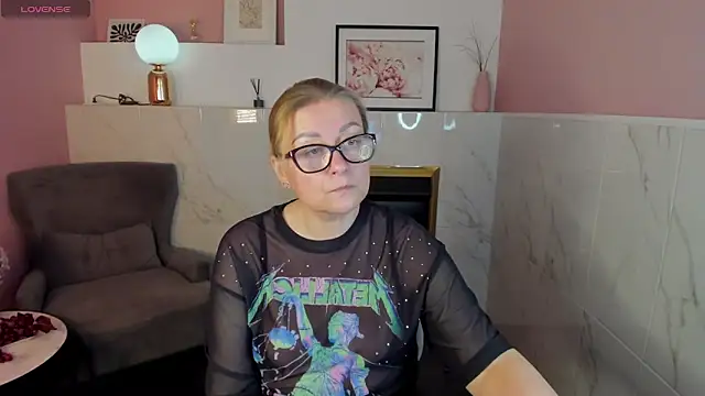 Snapshot of AlexandraKind chatting on February 17, 8:41 am AlexandraKind online show from February 17, 8:41 am