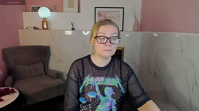 Snapshot of AlexandraKind chatting on February 17, 11:44 am AlexandraKind online show from February 17, 11:44 am