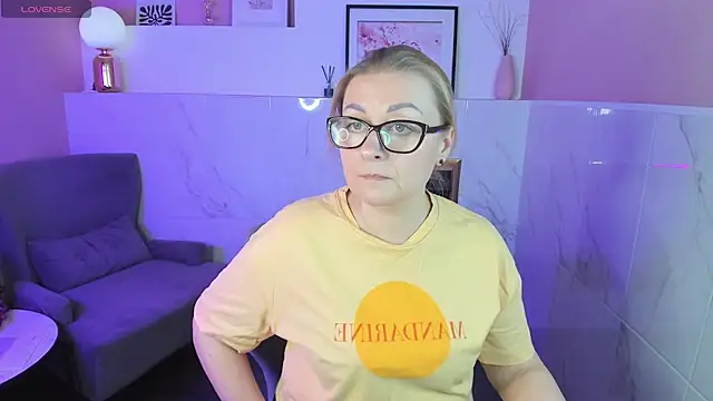 Snapshot of AlexandraKind chatting on February 23, 8:39 am AlexandraKind online show from February 23, 8:39 am