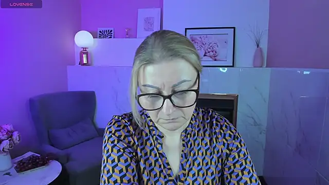 Snapshot of AlexandraKind chatting on February 25, 6:14 am AlexandraKind online show from February 25, 6:14 am