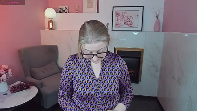 Snapshot of AlexandraKind chatting on February 25, 9:20 am AlexandraKind online show from February 25, 9:20 am