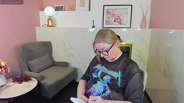 Snapshot of AlexandraKind chatting on February 27, 6:50 am AlexandraKind online show from February 27, 6:50 am