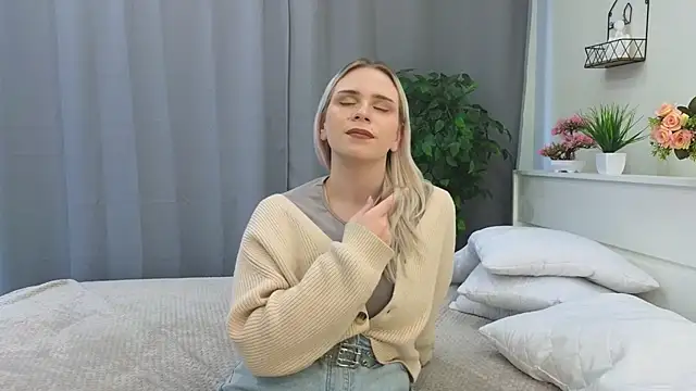 Snapshot of LynetBarritt chatting on December 9, 8:00 am LynetBarritt online show from December 9, 8:00 am