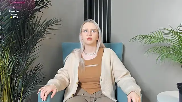 Snapshot of LynetBarritt chatting on December 12, 4:15 am LynetBarritt online show from December 12, 4:15 am