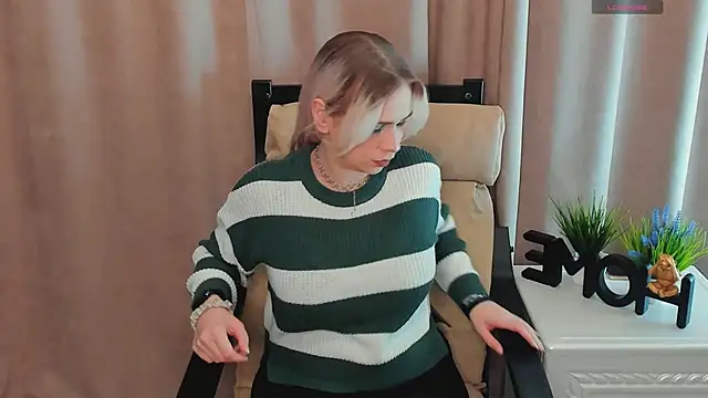 Snapshot of LynetBarritt chatting on December 30, 4:20 am LynetBarritt online show from December 30, 4:20 am