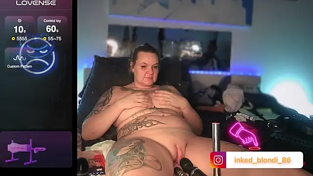 Snapshot of Inked_blondi chatting on February 7, 5:52 am Inked blondi online show from February 7, 5:52 am