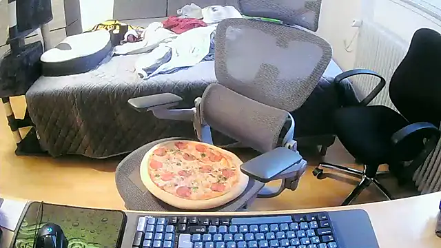 Snapshot of nikg193 chatting on December 7, 8:44 am nikg193 online show from December 7, 8:44 am