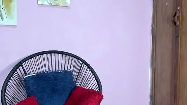 Snapshot of ZoeSmith6 chatting on December 18, 4:39 pm ZoeSmith6 online show from December 18, 4:39 pm