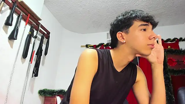 Snapshot of Harry_LatinBoy chatting on December 6, 8:29 pm Harry LatinBoy online show from December 6, 8:29 pm