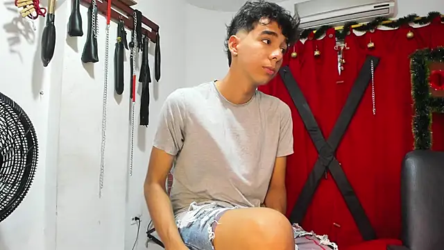 Snapshot of Harry_LatinBoy chatting on December 8, 7:43 pm Harry LatinBoy online show from December 8, 7:43 pm