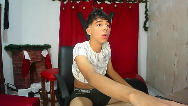 Snapshot of Harry_LatinBoy chatting on December 10, 10:37 pm Harry LatinBoy online show from December 10, 10:37 pm