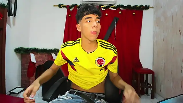 Snapshot of Harry_LatinBoy chatting on December 11, 7:57 pm Harry LatinBoy online show from December 11, 7:57 pm