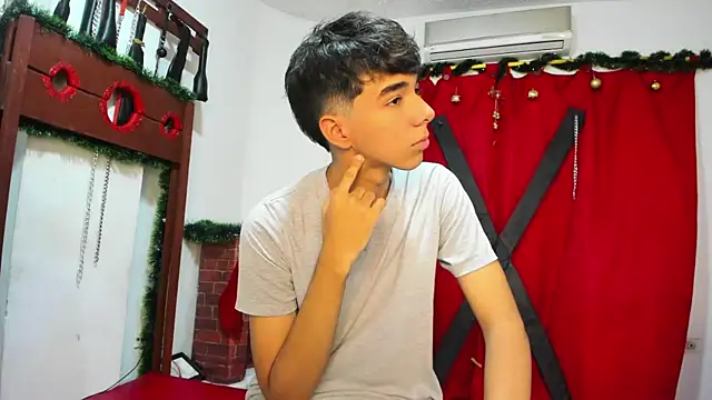 Snapshot of Harry_LatinBoy chatting on December 14, 8:08 pm Harry LatinBoy online show from December 14, 8:08 pm