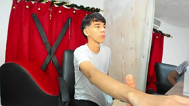 Snapshot of Harry_LatinBoy chatting on December 14, 11:12 pm Harry LatinBoy online show from December 14, 11:12 pm