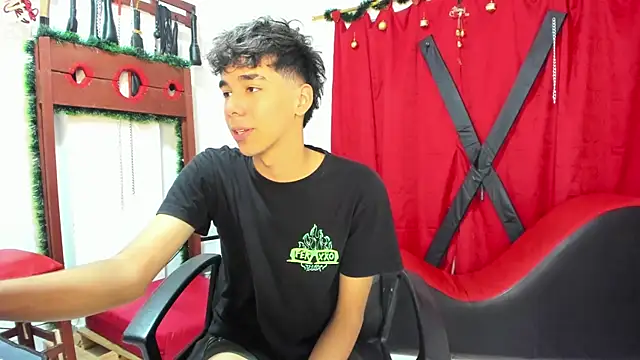 Snapshot of Harry_LatinBoy chatting on December 15, 10:58 pm Harry LatinBoy online show from December 15, 10:58 pm