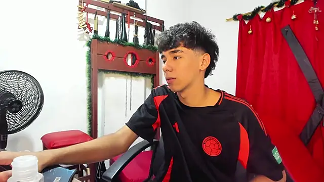 Snapshot of Harry_LatinBoy chatting on December 16, 10:34 pm Harry LatinBoy online show from December 16, 10:34 pm