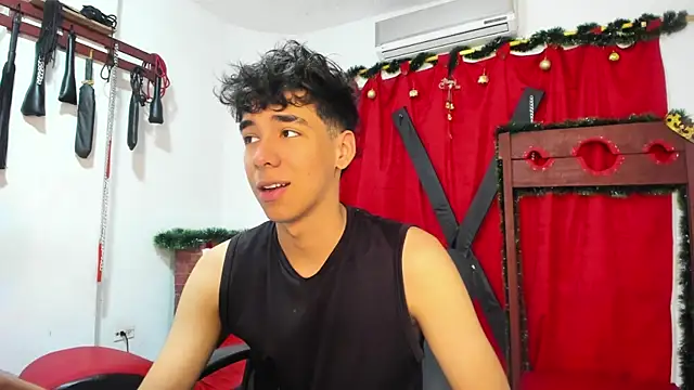 Snapshot of Harry_LatinBoy chatting on December 18, 7:30 pm Harry LatinBoy online show from December 18, 7:30 pm