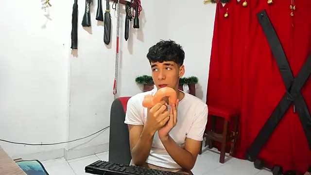 Snapshot of Harry_LatinBoy chatting on December 19, 10:32 pm Harry LatinBoy online show from December 19, 10:32 pm