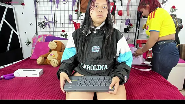 Snapshot of thedream_girls chatting on June 11, 1:31 pm thedream girls online show from June 11, 1:31 pm