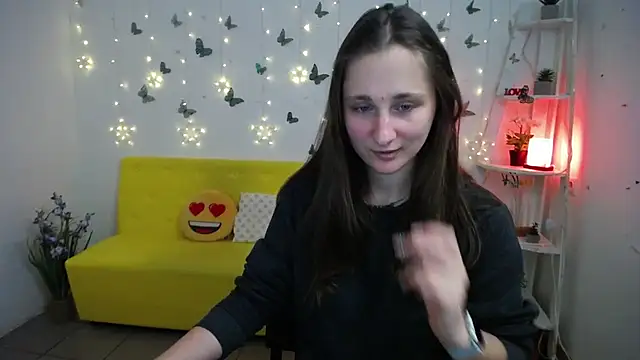 Snapshot of MichelLeee chatting on April 23, 11:31 am MichelLeee online show from April 23, 11:31 am