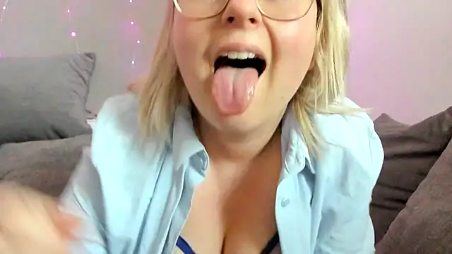 Lillyloo  online show from March 10, 2:48 pm