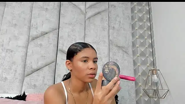 Snapshot of AshleyHill2 chatting on December 14, 4:40 am AshleyHill2 online show from December 14, 4:40 am