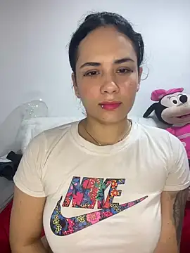 Snapshot of Leyna_Kenet chatting on December 12, 1:32 am Leyna Kenet online show from December 12, 1:32 am