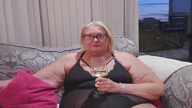 Snapshot of MoistCurveyChanel chatting on July 1, 8:52 pm MoistCurveyChanel online show from July 1, 8:52 pm