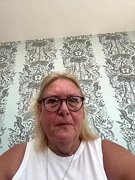 Snapshot of MoistCurveyChanel chatting on July 15, 8:52 am MoistCurveyChanel online show from July 15, 8:52 am