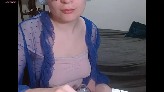 Snapshot of livcutebaby chatting on January 6, 2:58 pm livcutebaby online show from January 6, 2:58 pm