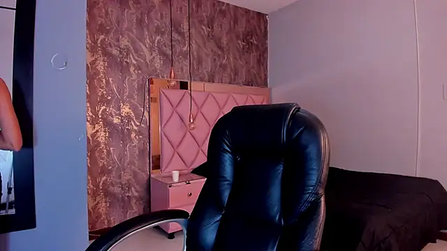 SKYLERWHIITEE online show from December 8, 3:21 am