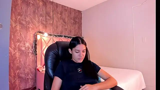 SKYLERWHIITEE online show from December 21, 6:09 am