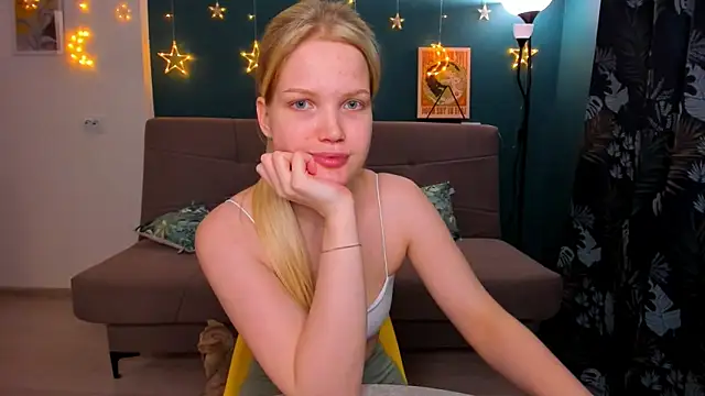 Snapshot of Xloe_Queen chatting on February 9, 3:23 pm Xloe Queen online show from February 9, 3:23 pm