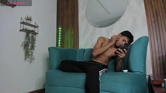 Snapshot of Jeffry_wolvess chatting on January 27, 10:38 pm Jeffry wolvess online show from January 27, 10:38 pm