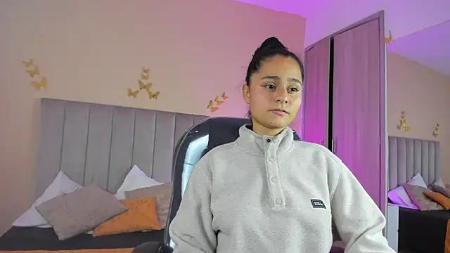 Giselle Roldan online show from April 18, 4:38 am