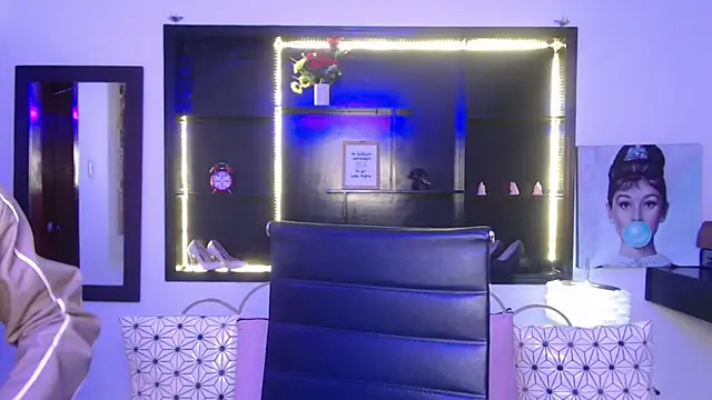 Snapshot of Angela_Diaz_ chatting on January 9, 11:58 am Angela Diaz online show from January 9, 11:58 am