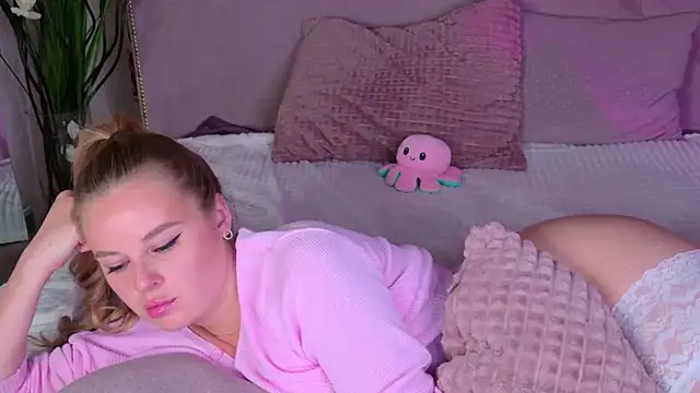 Snapshot of BeatriceEsmont chatting on February 25, 3:09 am BeatriceEsmont online show from February 25, 3:09 am