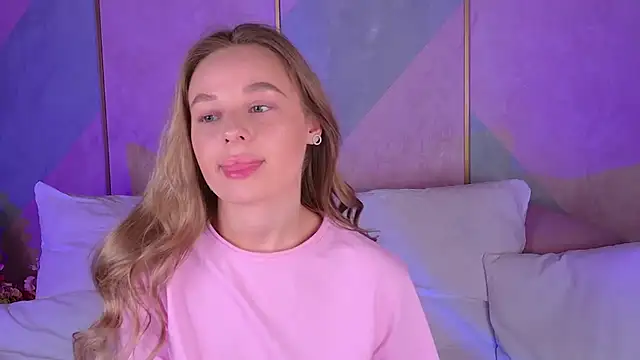 Snapshot of BeatriceEsmont chatting on March 19, 8:32 pm BeatriceEsmont online show from March 19, 8:32 pm