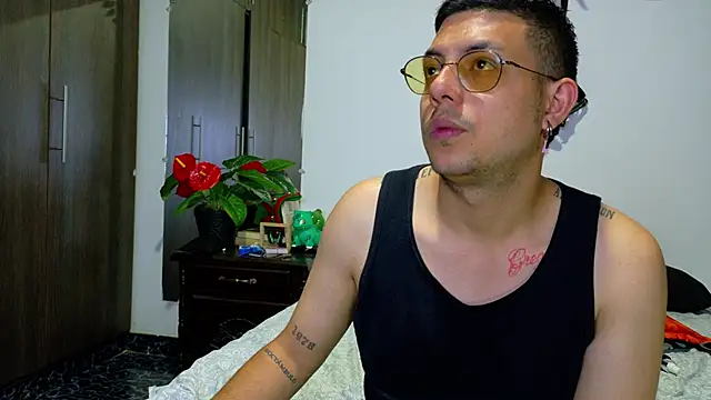 Snapshot of Nymphobuddies chatting on December 17, 10:11 pm Nymphobuddies online show from December 17, 10:11 pm