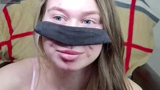 Mikki5P online show from February 11, 9:14 pm