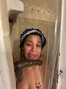 Snapshot of shyfr34k chatting on December 29, 1:24 am shyfr34k online show from December 29, 1:24 am