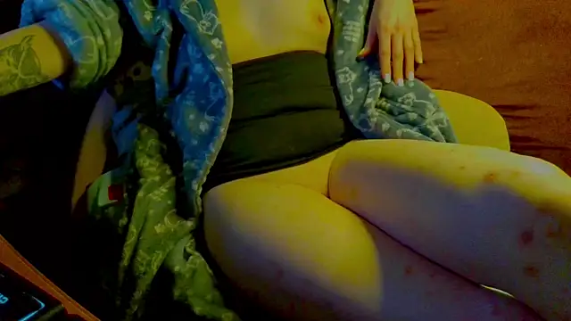 Snapshot of Skwirtyashka chatting on December 14, 7:14 pm Skwirtyashka online show from December 14, 7:14 pm