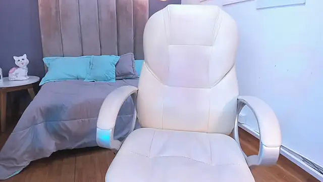 Snapshot of cami_rouxxx_ chatting on January 14, 12:54 am cami rouxxx online show from January 14, 12:54 am