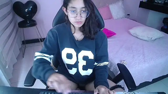 Snapshot of Lili_Gomez_ chatting on December 30, 4:19 pm Lili Gomez online show from December 30, 4:19 pm