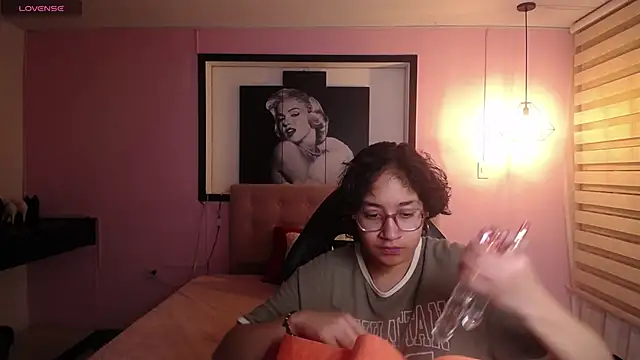 Lili Gomez  online show from November 25, 1:44 pm