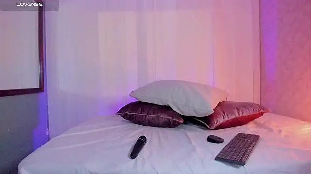 Pamela Johnsonn online show from February 8, 11:13 am