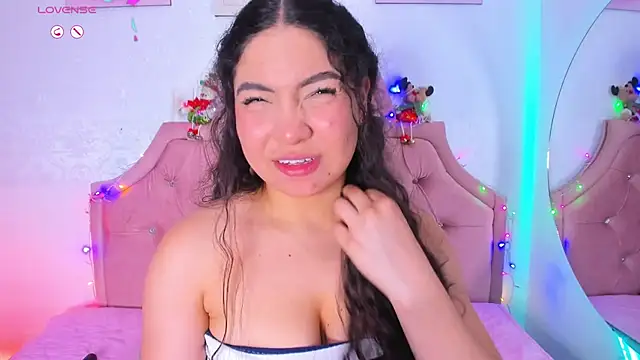 Snapshot of amandalee01 chatting on December 5, 8:05 pm amandalee01 online show from December 5, 8:05 pm