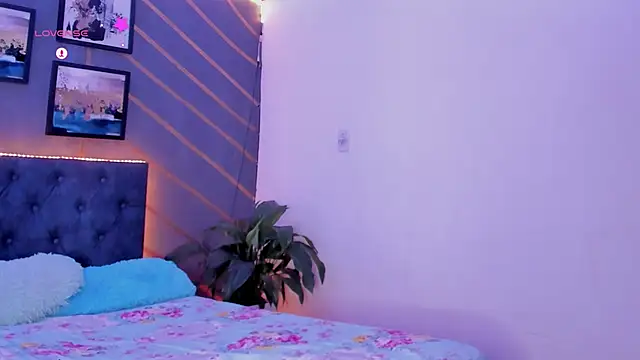 Snapshot of elafranco_ chatting on December 15, 6:48 pm elafranco online show from December 15, 6:48 pm