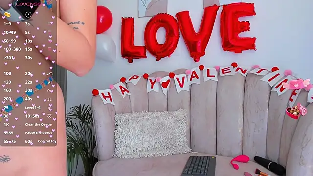 Snapshot of Tamaraa_Serra chatting on February 15, 6:23 pm Tamaraa Serra online show from February 15, 6:23 pm