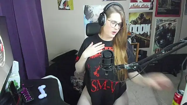 Snapshot of HannahCastle96 chatting on December 10, 6:11 am HannahCastle96 online show from December 10, 6:11 am